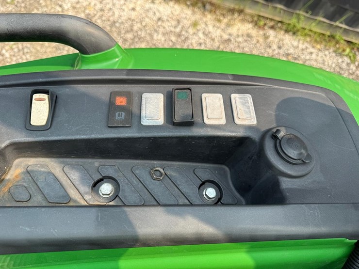 2023-john-deere-4052r-image-27