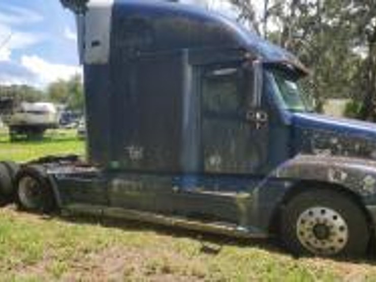 #130-•-benefit-of-the-purple-heart-foundation-2001-freightliner-c120-image-2