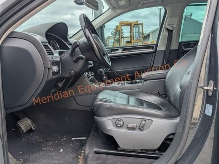 2013-volkswagen-touareg-image-11