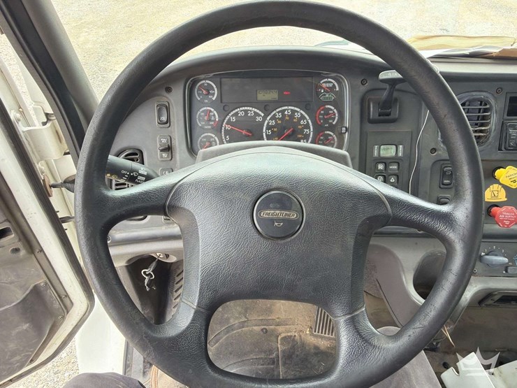 2016-freightliner-m2-106-image-57