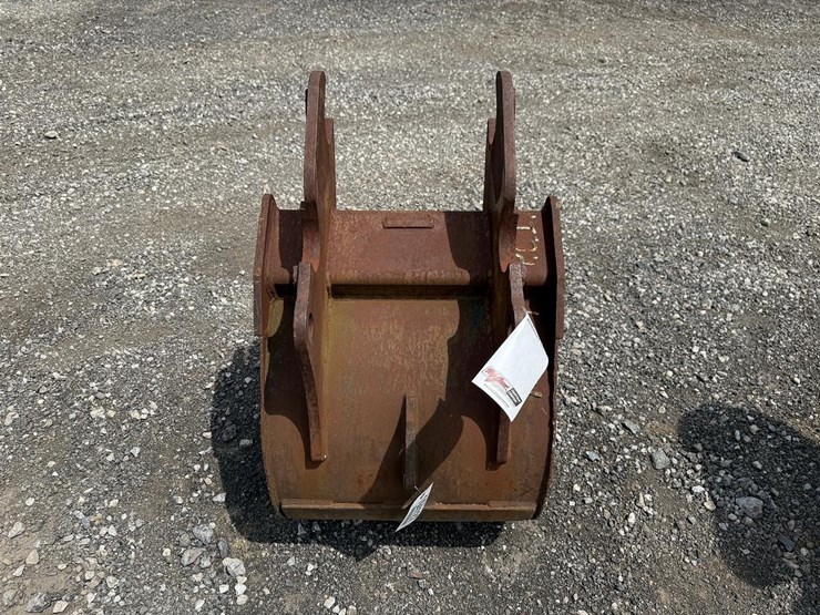 kubota-24”-excavator-bucket-image-3