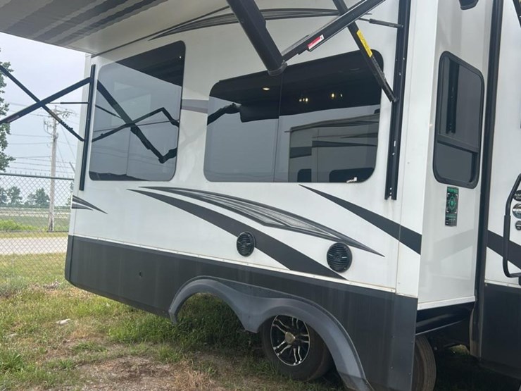 #138-•-2022-grand-design-solitude-345gk-camper-image-17
