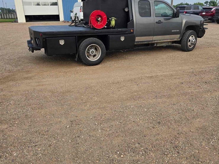 2011-chevrolet-3500-image-2