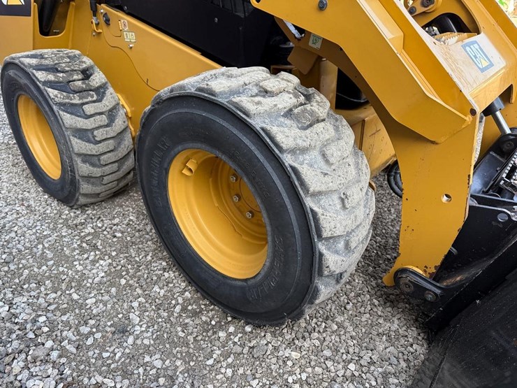 2015-caterpillar-262d-image-12