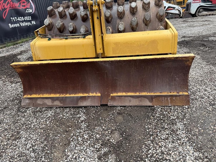 2011-caterpillar-cp56-image-9
