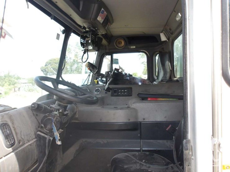 2016-peterbilt-320-image-9
