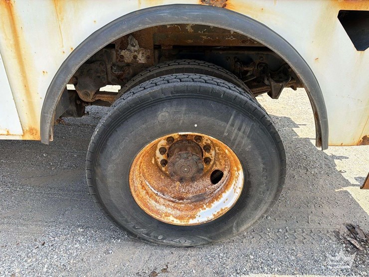 2016-freightliner-m2-106-image-37