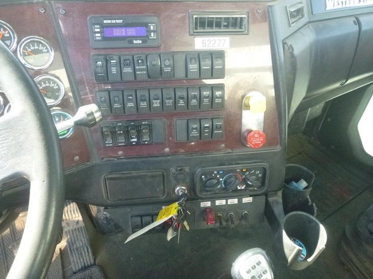 2020-western-star-4900sf-image-16