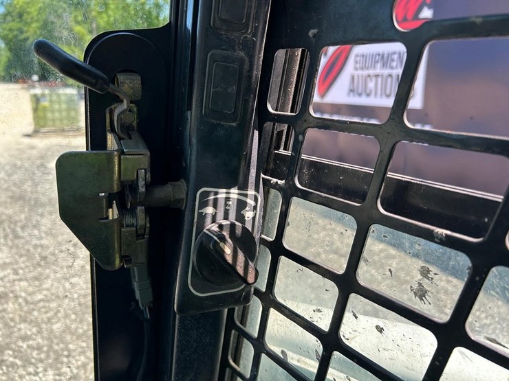 2017-bobcat-t750-image-21