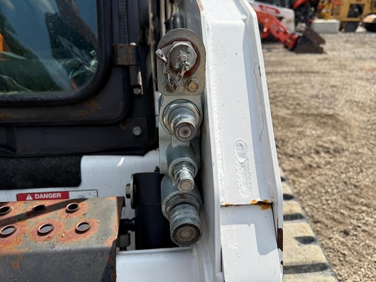 2011-bobcat-t190-image-11