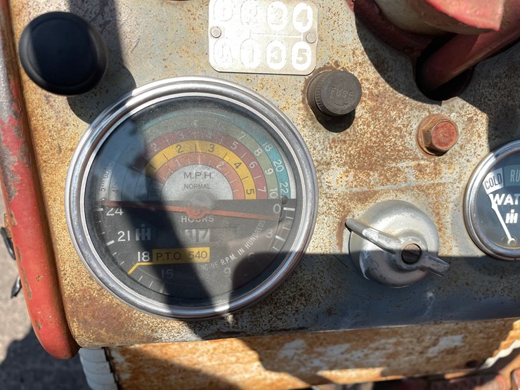 #2102-•-farmall-560-tractor-image-27