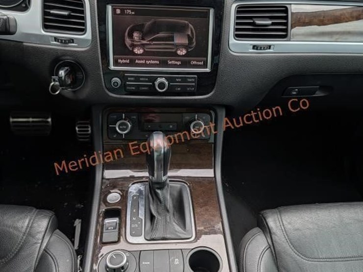 2013-volkswagen-touareg-image-17