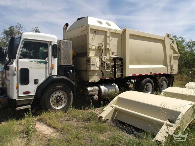 2016-peterbilt-320-image-1