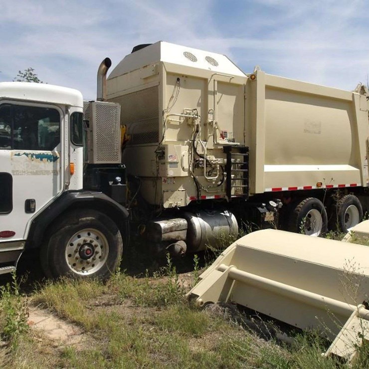 2016 PETERBILT 320