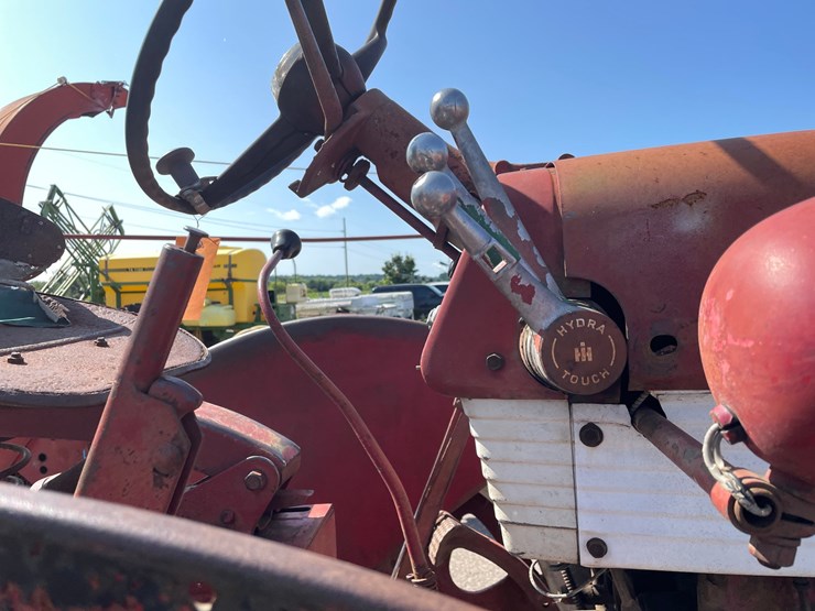 #2102-•-farmall-560-tractor-image-30
