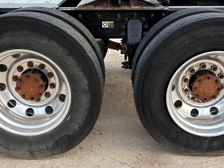 2020-peterbilt-567-image-14