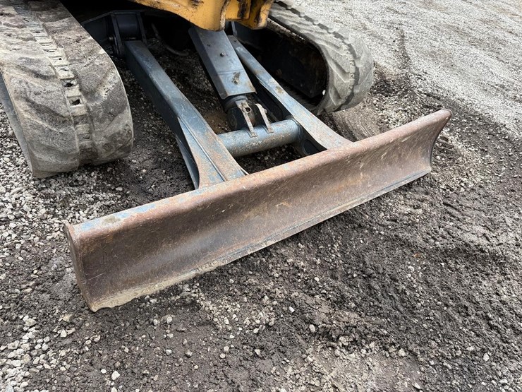 2010-john-deere-60d-image-10