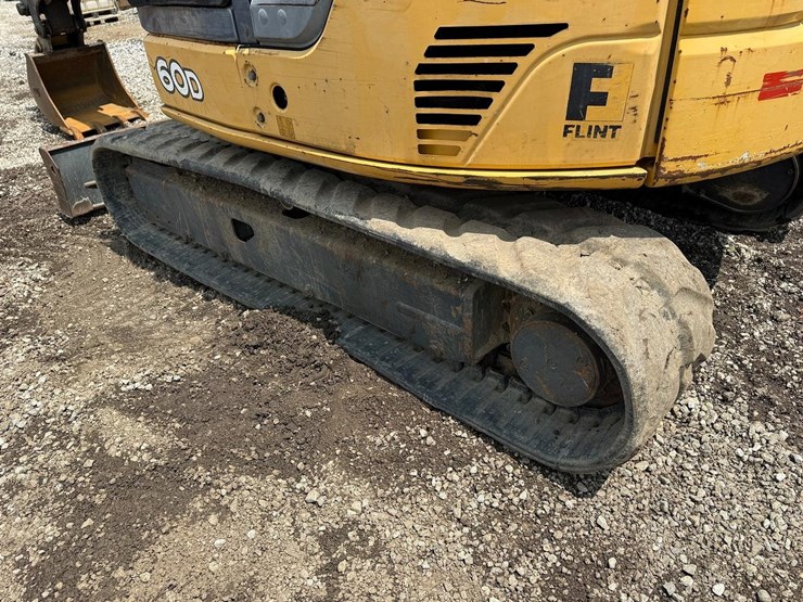 2010-john-deere-60d-image-15