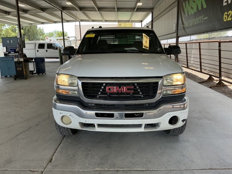 2005-gmc-sierra-2500hd-image-3