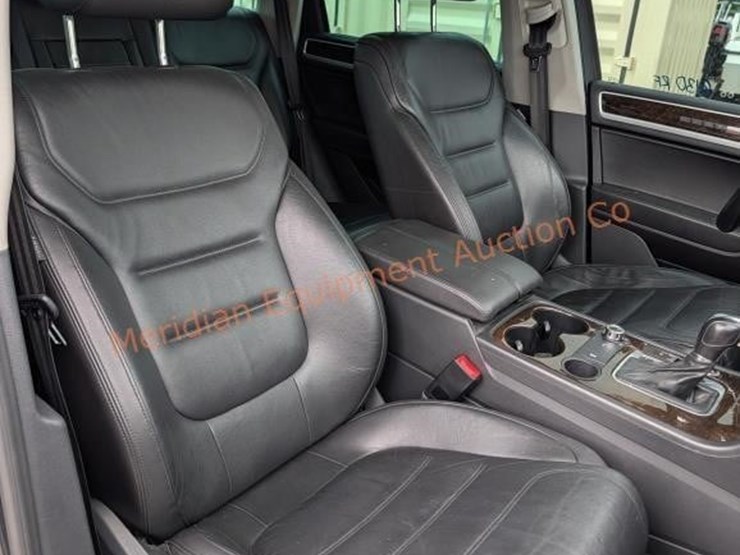 2013-volkswagen-touareg-image-22