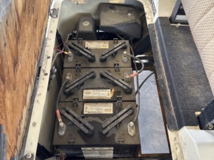 2004-ez-go-golf-cart-image-12