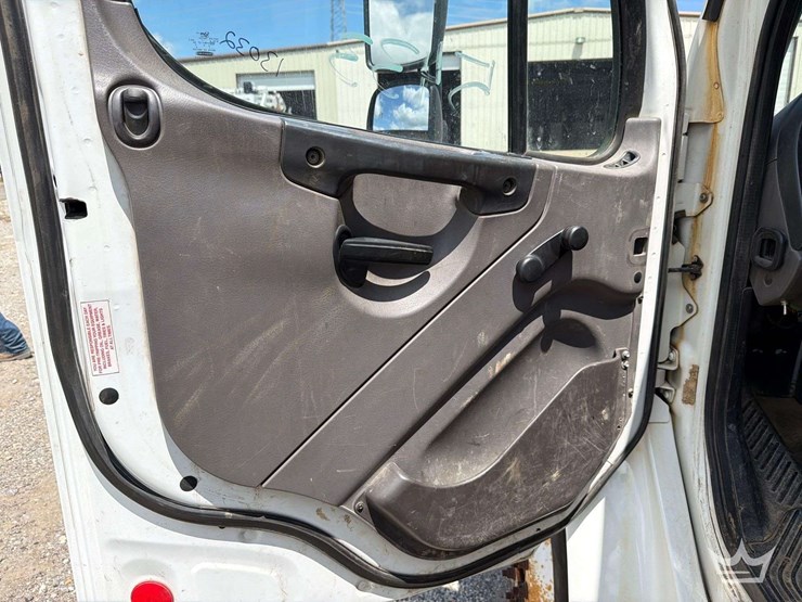 2016-freightliner-m2-106-image-43
