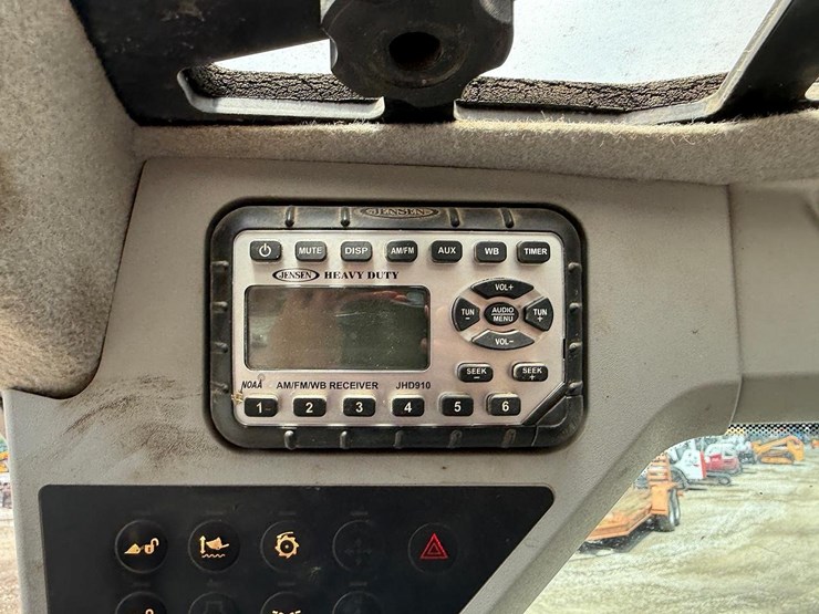 2013-jcb-190t-image-22