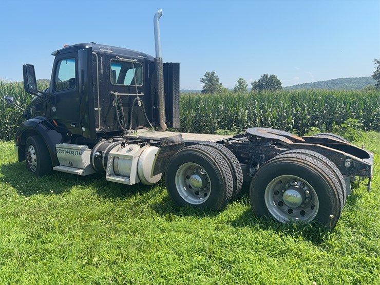 2017-peterbuilt-567-model-image-3