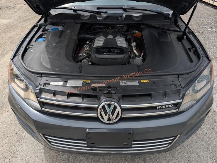 2013-volkswagen-touareg-image-39