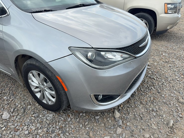 2017-chrysler-pacifica-image-4