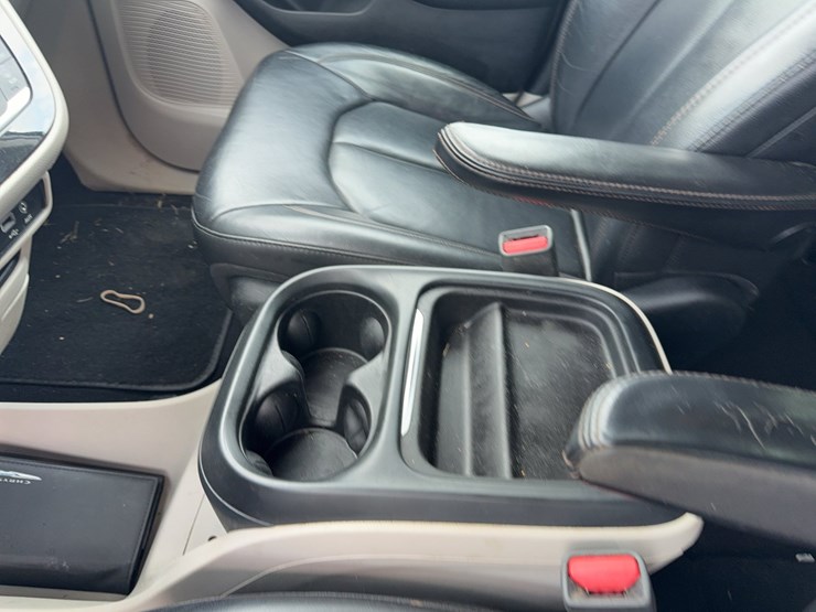 2017-chrysler-pacifica-image-26