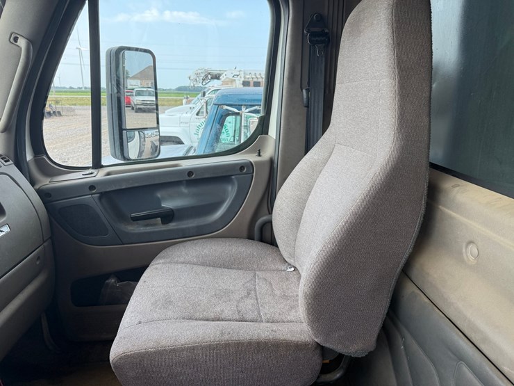 2016-freightliner-cascadia-125-image-40