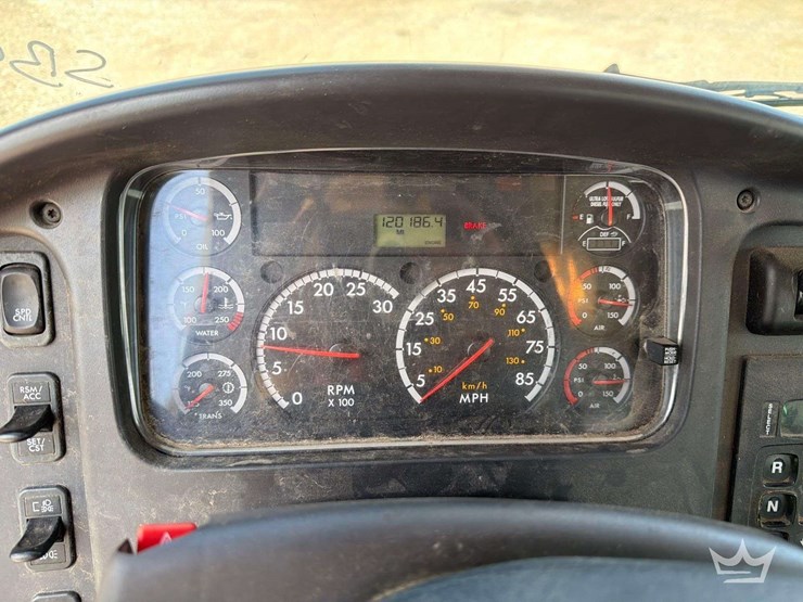 2016-freightliner-m2-106-image-51