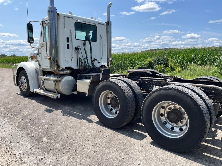 2016-freightliner-coronado-132-image-3