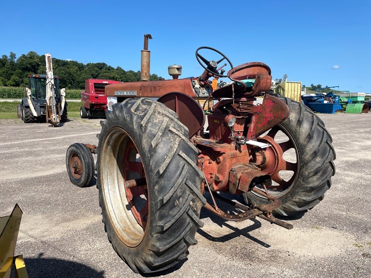 #2102-•-farmall-560-tractor-image-6