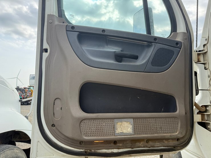 2016-freightliner-cascadia-125-image-36