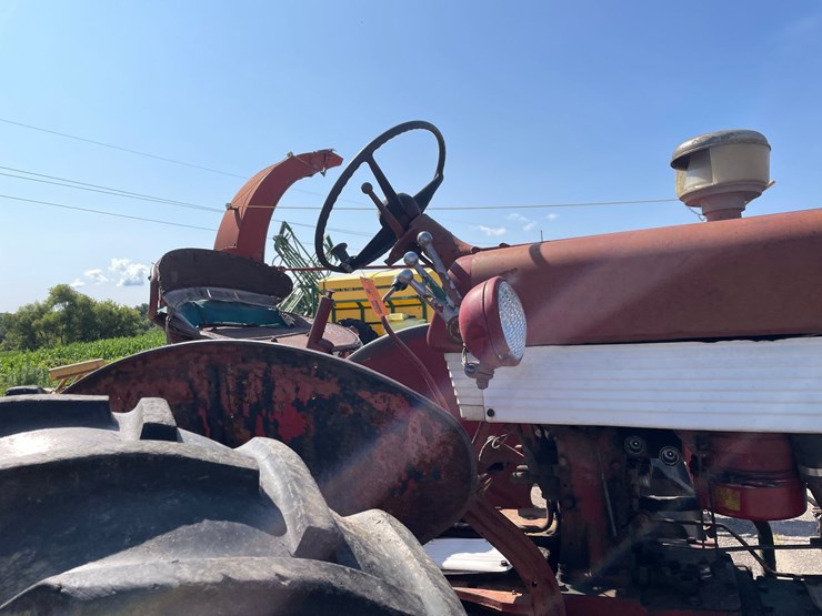 #2102-•-farmall-560-tractor-image-23