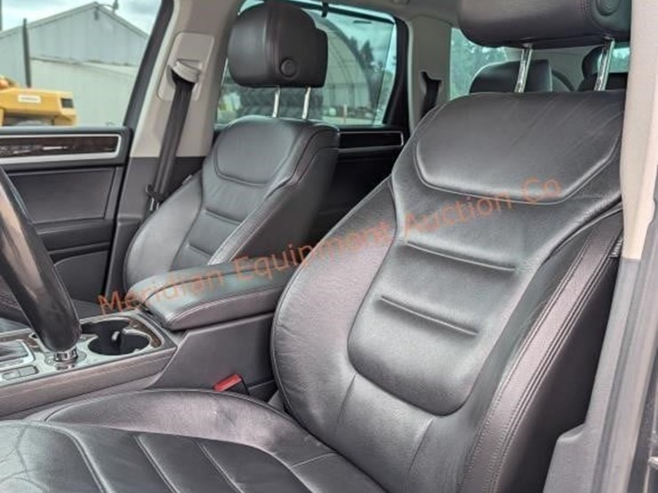 2013-volkswagen-touareg-image-12