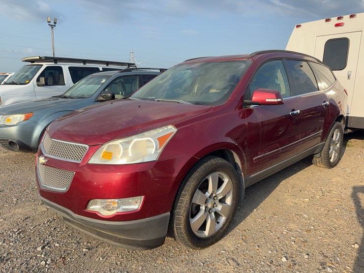 2010-chevrolet-traverse-image-1