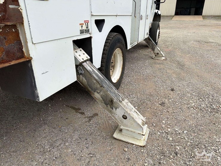 2016-freightliner-m2-106-image-34
