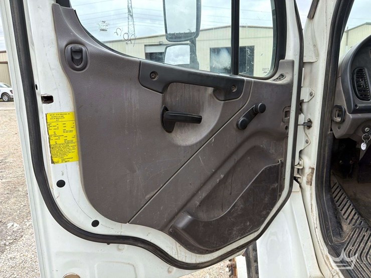 2016-freightliner-m2-106-image-54