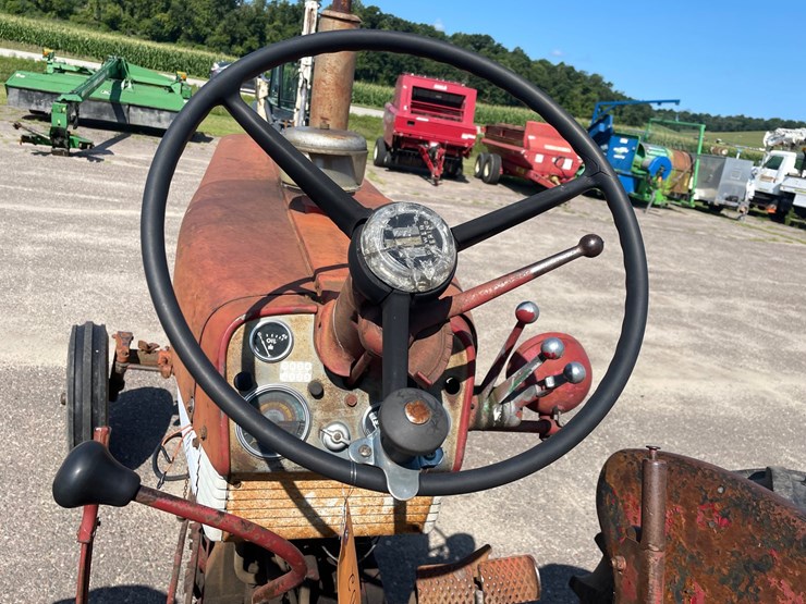 #2102-•-farmall-560-tractor-image-29