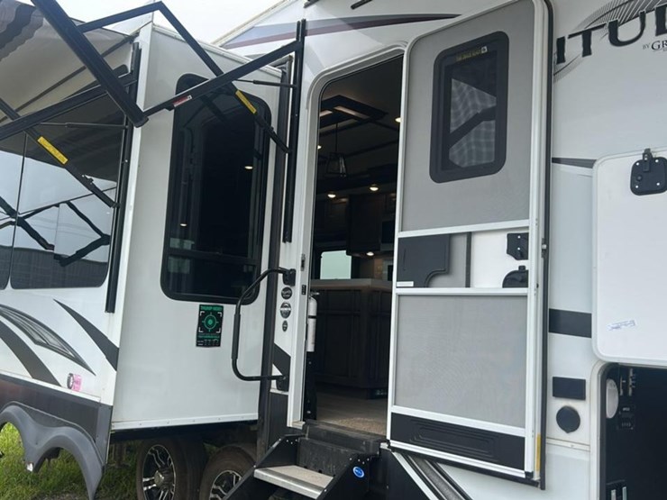 #139-•-2022-grand-design-solitude-310gk-camper-image-18