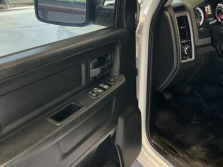 2016-dodge-1500-image-24