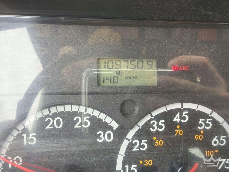 2016-freightliner-m2-106-image-9