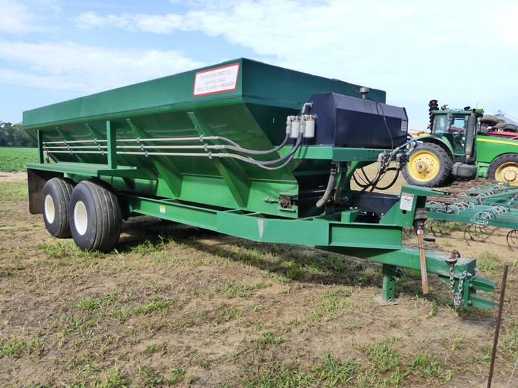 2021-chandler-manure-spreader-image-1