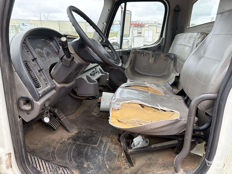2016-freightliner-m2-106-image-55