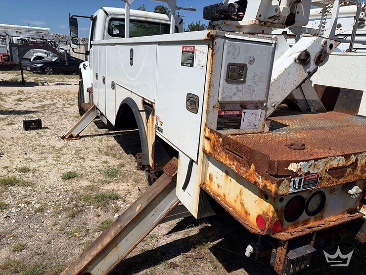 2018-freightliner-m2-106-image-4