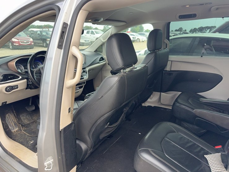 2017-chrysler-pacifica-image-22