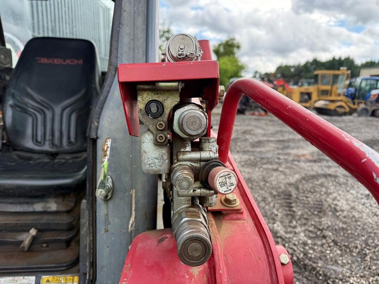 2019-takeuchi-tl8-image-11